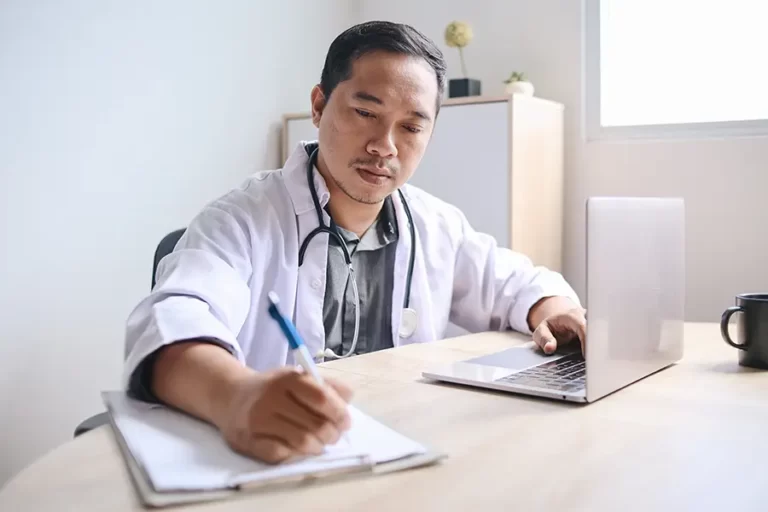 Quanto ganha de salário um médico recém-formado no Brasil