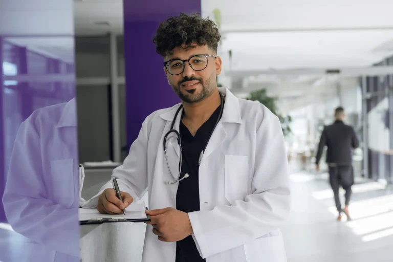 Governo oferece 1.700 bolsas de R$10 mil para médicos especialistas atuarem no SUS